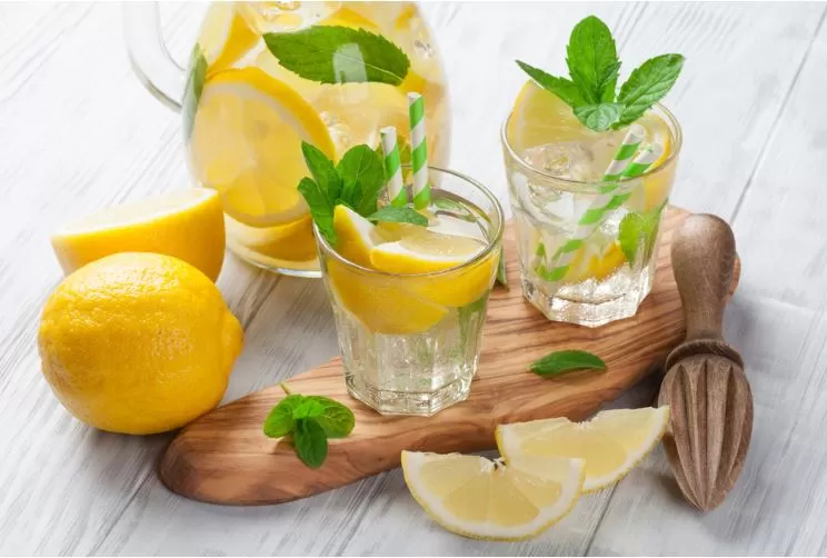 Zašto treba piti vodu sa limunom